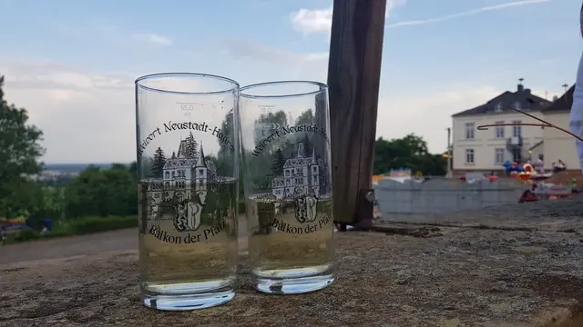 Rieslingschorle mit Panoramablick – typisch Haardter Weinfest | Foto: Eva Bender