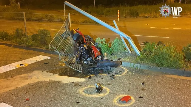 Ein 22-jähriger Motorradfahrer prallte in Kaiserslautern frontal gegen eine Ampelanlage. Der Mann wurde schwer verletzt, die Kreuzung war vorübergehend voll gesperrt. | Foto: Polizeidirektion Kaiserslautern