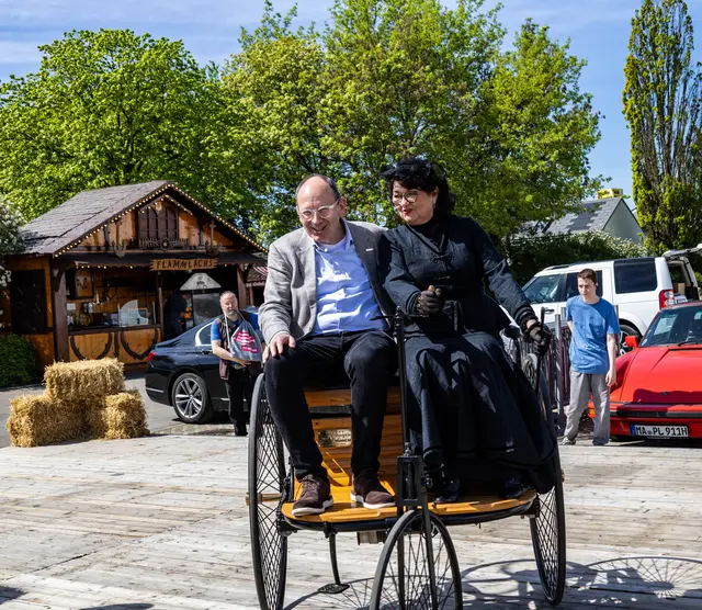  OB Specht an der Seite von Inge Grohe als Bertha Benz in einem Originalnachbau des ersten Autos auf einer kleinen Rundtour   | Foto: Wolfgang Neuberth