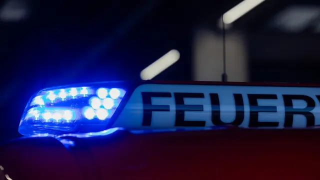 Die Feuerwehr konnte verhindern, dass der Brand auf umliegende Häuser übergreift. (Archivfoto) | Foto: Rolf Vennenbernd/dpa