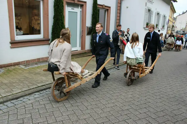 Das traditionelle Schubkarre-Renne ist jedes Jahr der Hit.  | Foto: Markus Pacher