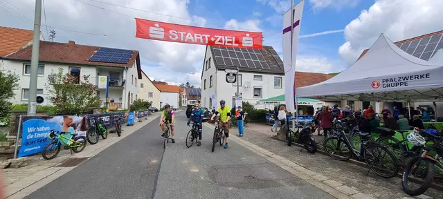 Start und Ziel der Herz-Runde durch die Dörfer der Kirchengemeinde ist das Bürgerhaus Teschenmoschel | Foto: Sebastian Betz/gratis