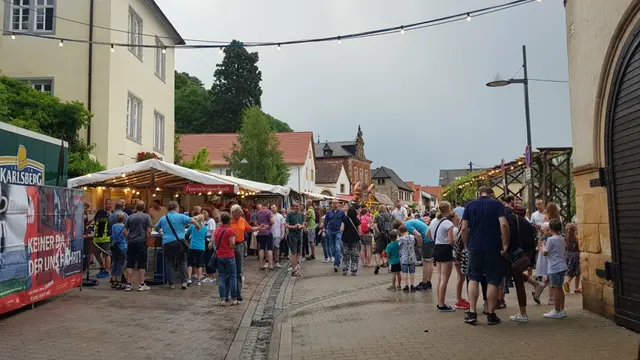 Der Mandelring wird zur lebendigen Festmeile über den Dächern der Rheinebene | Foto: Eva Bender