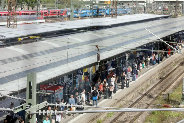 Reisende warten am Bahngleis in Ulm: Wegen einer Oberleitungsstörung fuhren an dem wichtigen Bahn-Knotenpunkt nur vereinzelt Züge.  | Foto: Ralf Zwiebler/dpa
