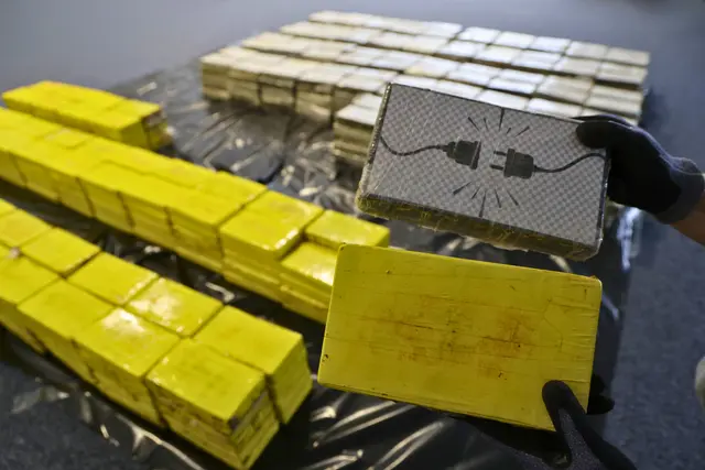 Zoll und Polizei stellten im Hamburger Hafen 690 Kilogramm Kokain sicher. Die Drogen waren in einer Lieferung Holzpellets aus Brasilien versteckt. | Foto: Polizei Hamburg