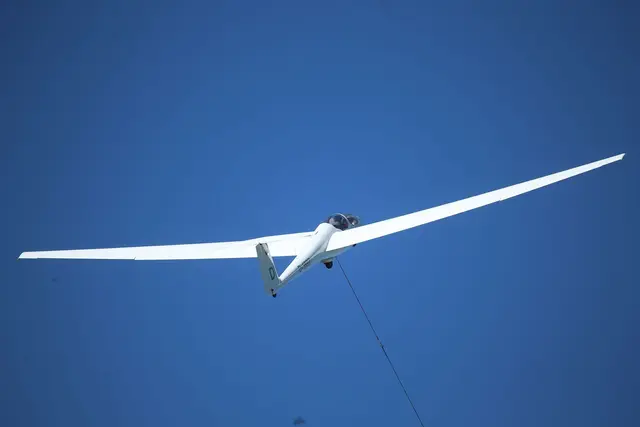 Der Flugschüler verletzt sich bei dem Unfall schwer. (Symbolbild) | Foto: David Young/dpa