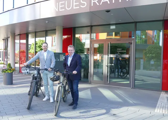 Bürgermeister Matthias Baaß (rechts) und Erster Stadtrat Jörg Scheidel hoffen wieder auf viele Teilnehmende beim diesjährigen STADTRADELN | Foto: Stadt Viernheim
