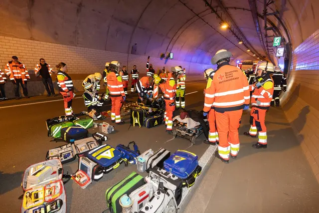 Rettungsdienst und Feuerwehr im Einsatz: Im Tunnel versorgen die Kräfte zahlreiche „Verletzte“ und koordinieren die medizinische Erstversorgung bei der groß angelegten Übung. | Foto: Reiner Voß