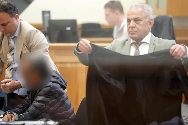 Vor dem Oberlandesgericht hat ein Prozess wegen Mordes und Verbrechen gegen die Menschlichkeit begonnen.  | Foto: Thomas Frey/dpa