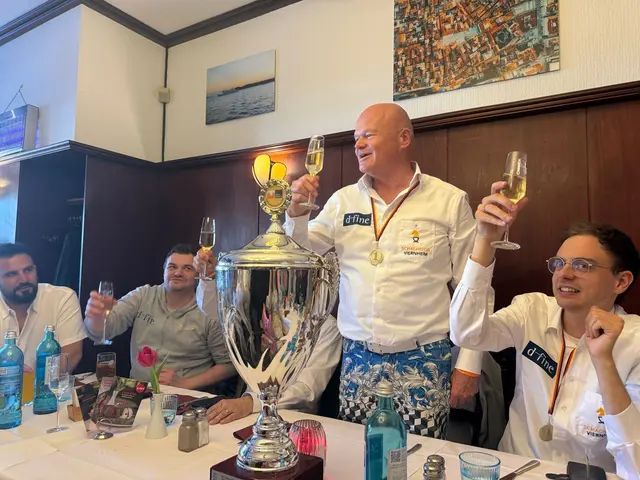 Club- und Teamchef Stefan Martin mit Pokal beim Auftakt der Meisterfeier in einem Berliner Restaurant. | Foto: Angelika Valkova/SC Viernheim