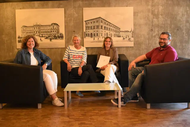 Oberbürgermeisterin Beate Kimmel (Zweite von links) überreichte der neuen Gleichstellungsbeauftragten Sabine Lechner (rechts daneben) das Bestellungsschreiben. Karin Woll (links), stellvertretende Personalreferatsleiterin, und Felix Rahm (rechts) vom Personalrat überbrachten ihre Glückwünsche  | Foto: Stadt KL/gratis
