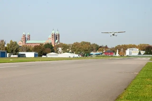 Nahe dem Flugplatz in Speyer ist ein Ultraleichtflugzeug abgestürzt. Eine Person kam dabei ums Leben, die Ermittlungen laufen. (Archivbild) | Foto: Flugplatz Speyer