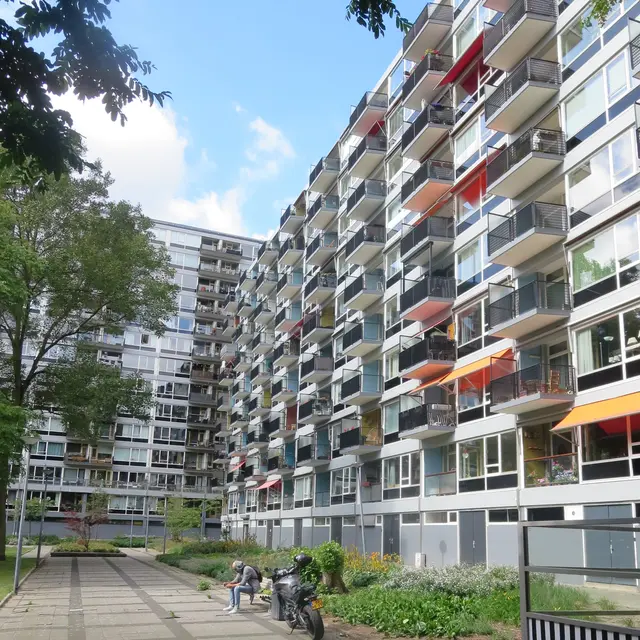 In Holland finden sich die orangenen Markisen fast an jedem Gebäude. Sie haben eine kulturelle und eine designgeschichtliche Bedeutung.  | Foto: Julia Glöckner