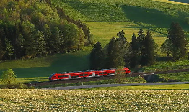 Bauarbeiten auf der Württemberg-Allgäu-Bahn führen ab 4. Mai zu Zugausfällen und Ersatzverkehr mit Bussen. Die Deutsche Bahn modernisiert dafür Stellwerke zwischen Aulendorf, Mengen und Sigmaringen. | Foto: Deutsche Bahn AG / Claus Weber
