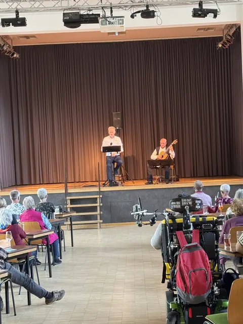 Freude auch beim Publikum: Auf der Bühne Martin Seidler (li) und Volker Höh
24 Gedichte und mehr............ | Foto: Arno Mohr 