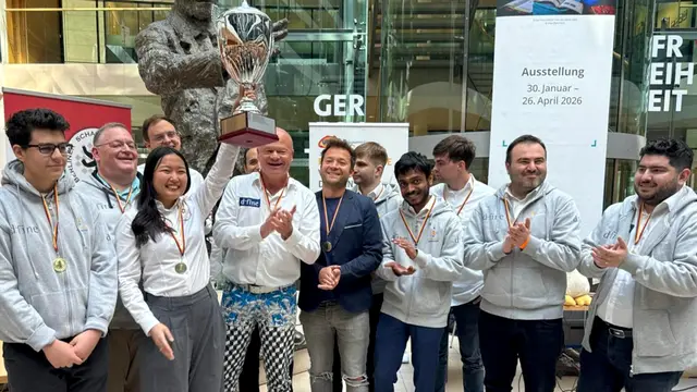 Umringt von Mitspielern und Verantwortlichen reckt Dinara Wagner im Willy-Brandt-Haus den Meisterpokal in die Höhe. | Foto: Angelika Valkova/SC Viernheim