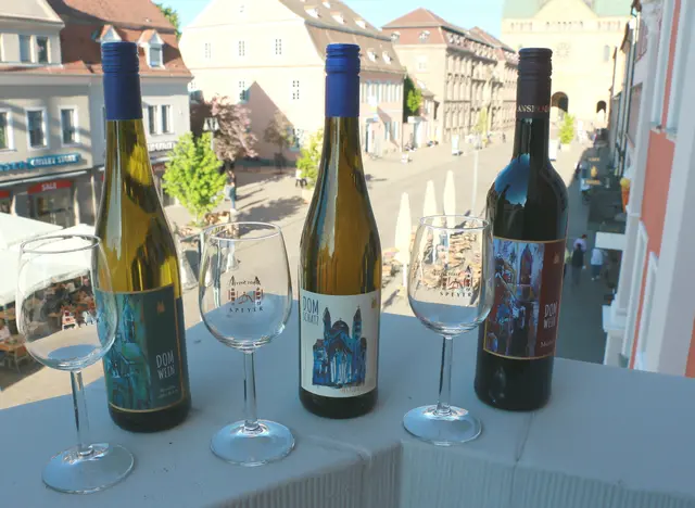 Die drei neuen Domweine des Jahres 2026: Riesling, Cuvée alkoholfrei und Merlot | Foto: Dombauverein Speyer/Franz Gabath