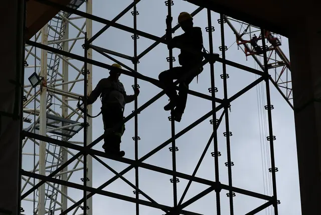 Einen «Booster» und weniger Bürokratie braucht es nach Ansicht des Arbeitgeberverbandes AGV Bau Saar für die Bauwirtschaft im Saarland. (Symbolbild)  | Foto: Jan Woitas/dpa