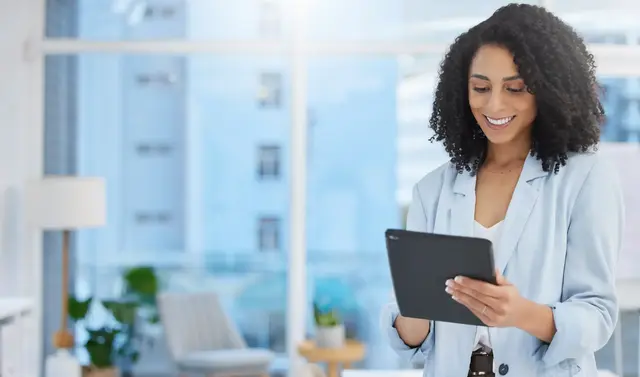 Wer nach dem Abitur eine praktische Alternative zum Studium sucht, findet in der Hörakustik eine technische Ausbildung mit viel Kundenkontakt und klaren Weiterbildungsschritten. | Foto: Ilzer VH/peopleimages.com/stock.adobe.com