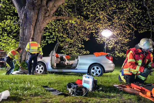 Feuerwehrleute haben das Dach des Unfallautos abgetrennt. | Foto: Sdmg/Kaczor/SDMG/dpa