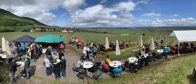 Mitten in den Weinbergen kann man es sich zusammen gut gehen lassen. | Foto: Richard Zinken