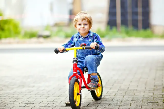 Symbolbild: Kinder sind im Straßenverkehr besonders verletzlich, weil Konzentration und Gefahrenbewusstsein sich erst entwickeln. Das wirkt sich vor allem auf Wege zu Fuß und mit dem Fahrrad aus. | Foto: Irina Schmidt/stock.adobe.com