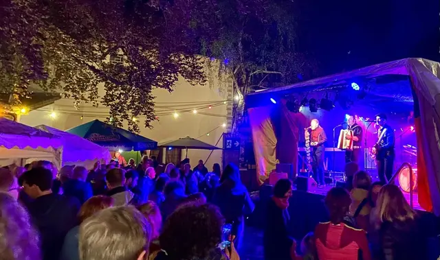 Die Open Air Bühne inmitten uralter Bäume im Matterns Park. | Foto: Thuk-Verein Hambach