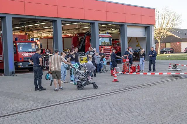 Gäste der Blaulichtnacht der Feuerwehr vor der Fahrzeughalle. | Foto: Stefan Layes