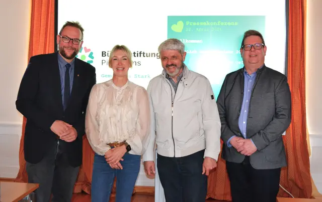 Oberbürgermeister Markus Zwick, Carolin Weichhart, Dr. Bernhard Matheis und Michael Baas (von links) stellten einige der geförderten Projekte vor | Foto: Frank Schäfer
