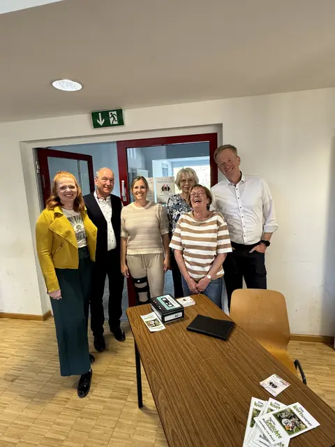 Büchereiteam Alsenz, v.links Mona Avworo, Volker Höh, Christina Schumacher, Gislinde Beck, Martin Seidler und Annelie Landfried 
bei der Benefizlesung am 25. April z.G. der Reiner-Meutsch-Stiftung "Fly und Help"  | Foto: Arno Mohr 