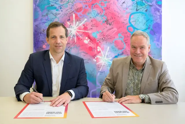 Heidelberg und Mainz wollen die Region Neckar-Rhein-Main als internationale
Innovations- und Biotech-Region weiterentwickeln. Dazu haben Heidelbergs
Oberbürgermeister Eckart Würzner (rechts) und der Mainzer Oberbürgermeister Nino
Haase am Freitag, 24. April 2026, im Heidelberger Rathaus eine
Innovationspartnerschaft unterzeichnet. | Foto: Stadt Heidelberg