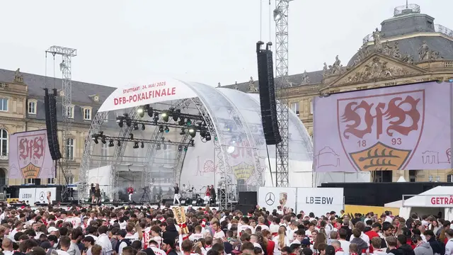 Im vergangenen Jahr hatten 35.000 VfB-Fans den Pokalsieg gegen Arminia Bielefeld auf dem Stuttgarter Schlossplatz verfolgt. (Archivbild) | Foto: Andreas Rosar/dpa