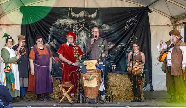 Viele Besucher füllten den Bereich am Prometheusplatz und verfolgten Musik, Shows und Schwertkämpfe. | Foto: Verbandsgemeinde Ramstein-Miesenbach