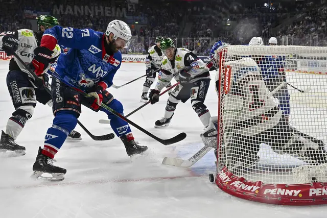 Adler-Stürmer Matthias Plachta verfehlt im dritten DEL-Finalspiel gegen die Eisbären Beriln das Berliner Tor knapp. | Foto: Ruffler/PIX-Sportfotos