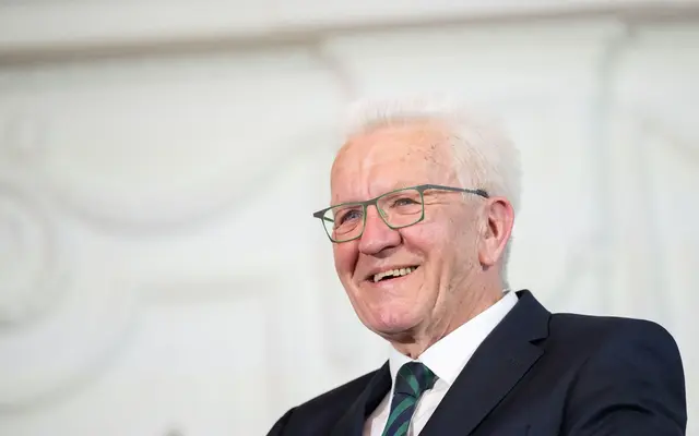 Er steht kurz vor dem Ruhestand und gibt sich gelassen: Winfried Kretschmann. (Archivbild) | Foto: Marijan Murat/dpa