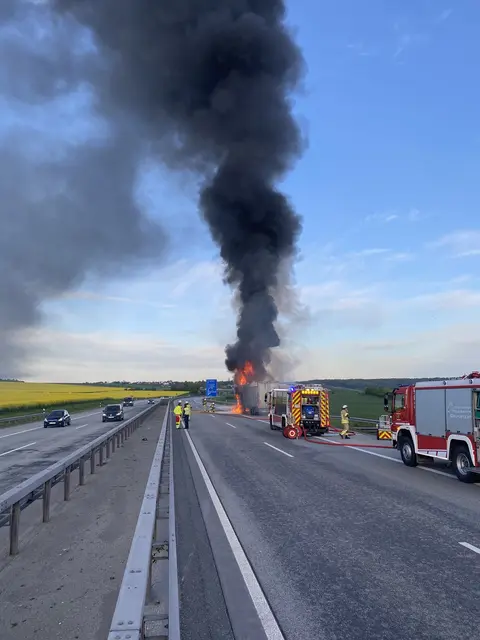Ein brennender Lkw sorgte am frühen Dienstagmorgen auf der A6 bei Wattenheim für eine Vollsperrung. Die Feuerwehr war im Einsatz, verletzt wurde niemand. | Foto: Polizeidirektion Neustadt/Weinstraße