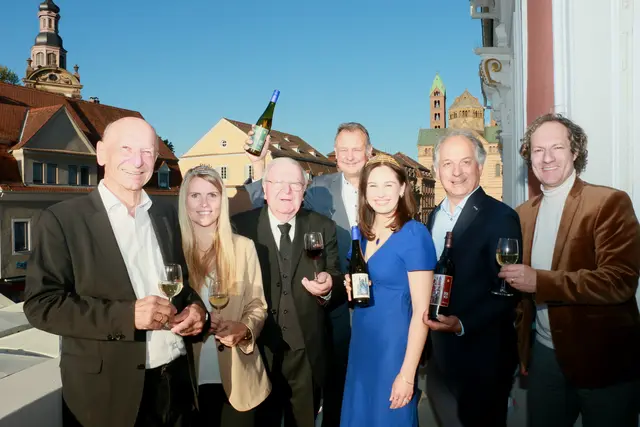 V.l.n.r.: Prof. Dr. Gottfried Jung, Vorsitzender des Dombauvereins, Weinprinzessin Susanna Singer, Weihbischof emeritus Otto Georgens, Steven Kärgel, Geschäftsführer des Deidesheimer Winzervereins, die Pfälzische Weinkönigin Anna Antonia Cölsch, Ralf Anselmann, Geschäftsführender Inhaber beim Weingut Anselmann, und der Bürgermeister der Stadt Speyer, Prof. Dr. Alexander Schubert | Foto: Dombauverein Speyer/Franz Gabath
