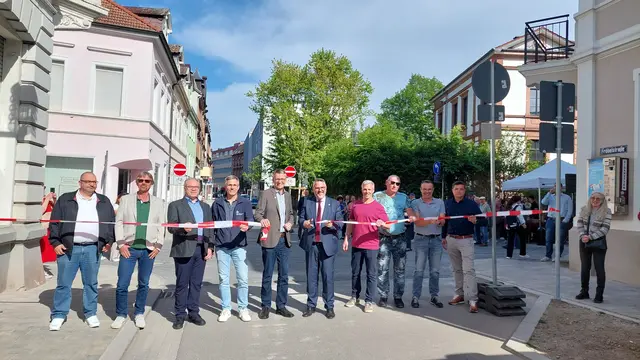 Alle freuen sich über die sanierte Fröbelstraße: In der Mitte OB Weigel und
Baudezernent Adams. | Foto: Stadt Neustadt