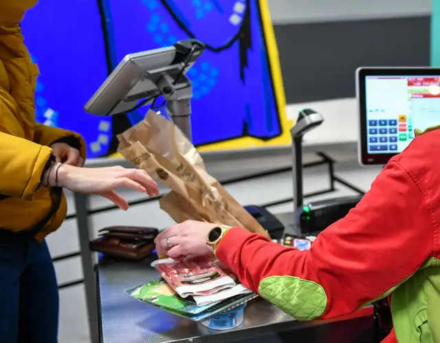 Die Zahl von Menschen mit Nebenjob steigt im Südwesten erheblich. (Symbolbild) | Foto: Jens Kalaene/dpa-Zentralbild/dpa-tmn