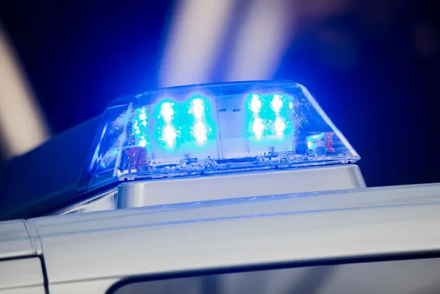 Die fünf Unbekannten schlugen auf den Mann in der S-Bahn ein. (Symbolbild) | Foto: Rolf Vennenbernd/dpa