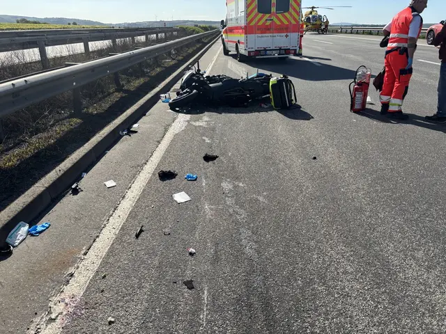 Nach einem Motorradunfall auf der A6 musste die Fahrbahn Richtung Kaiserslautern voll gesperrt werden. Ein Rettungshubschrauber landete an der Unfallstelle. | Foto: Polizeidirektion Neustadt/Weinstraße