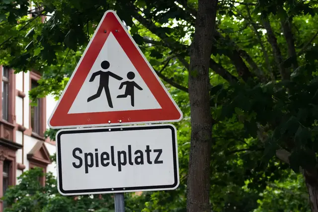 Die Polizei ermittelt nach einem Vorfall an einem Spielplatz in Rockenhausen wegen Exhibitionismus und hat gegen einen 59-Jährigen ein Aufenthaltsverbot ausgesprochen. | Foto: Paul Needham