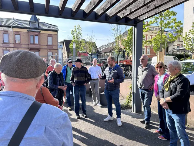 Gespannt hören alle Anwesenden dem Redner zu.  | Foto: Verbandsgemeindeverwaltung Edenkoben
