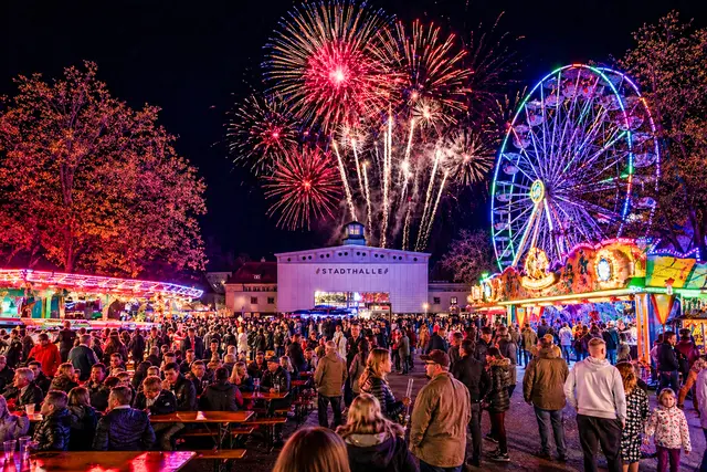 Stimmungsvoll, bunt und voller Leben: Mit Feuerwerk, Riesenrad und vielen Besuchern präsentiert sich der Sickingen Maimarkt 2026 in Landstuhl im neuen Gewand. | Foto: Erik Stegner mit KI