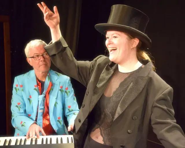 Auch Theaterangebote gibt's beim Kulturweinfest Haardt. Zum Beispiel mit der Revue "Zugabe!" mit Leni Bohrmann und Frank Schäffer. | Foto: Thuk-Verein Hambach