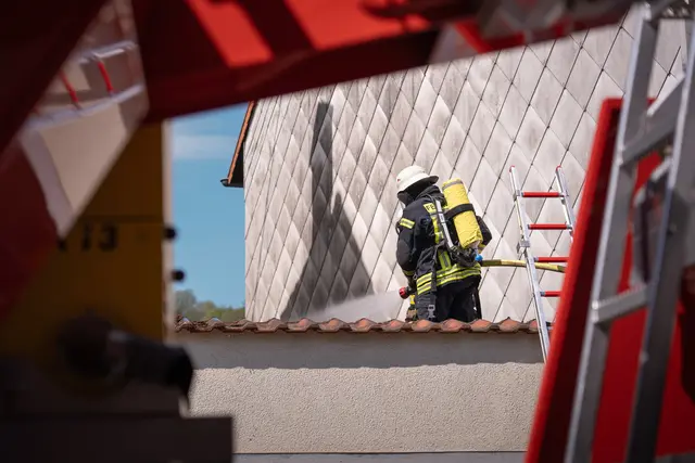 Gegen 12 Uhr schlugen plötzlich Flammen aus dem Dach einer Garage, die direkt zwischen zwei Wohnhäusern steht. Das Feuer drohte, auf die beiden benachbarten Häuser überzugreifen. | Foto: Feuerwehr Neunkirchen