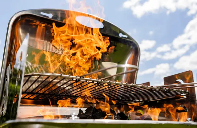 Verbrennungen am Grill: Spiritus und andere flüssige Brandbeschleuniger können hohe Flammen verursachen - und damit auch starke Verbrennungen | Foto: dpa
