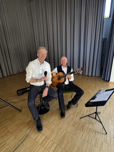 Martin Seidler (li) und Volker Höh kurz vor dem Auftritt in der Nordpfalzhalle Alsenz am 25.4.2026 bei der Benefizlesung in der Nordpfalzhalle  | Foto: Arno Mohr 