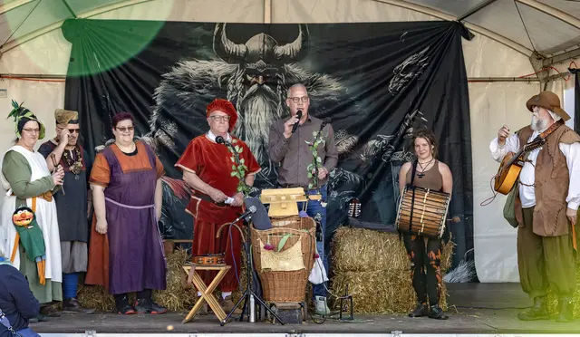 Eröffnung des Mittelaltermarktes durch Bürgermeister Ralf Hechler (am Mikrofon). | Foto: Stefan Layes