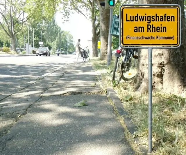 Asphaltkaries in der Mundenheimer Straße. Viele verschuldete Kommunen leben von der Substanz, können Pflichtaufgaben nicht erfüllen. Es gibt Investitionsstau. | Foto: Julia Glöckner/KI-gestützt